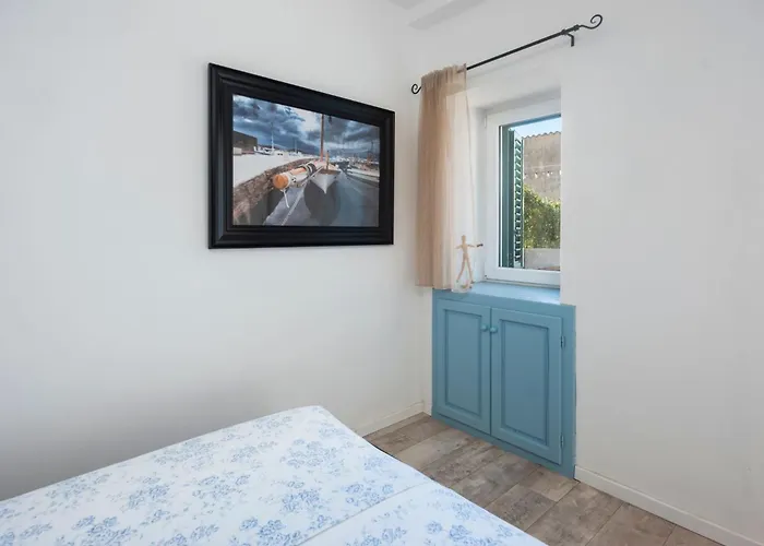 Hanna Mit Blick Auf Wasser By Interhome