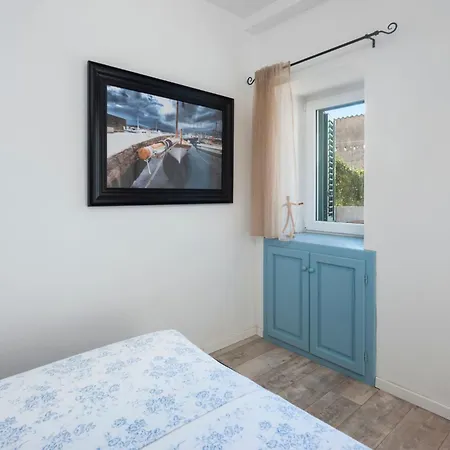 Hanna Mit Blick Auf Wasser By Interhome