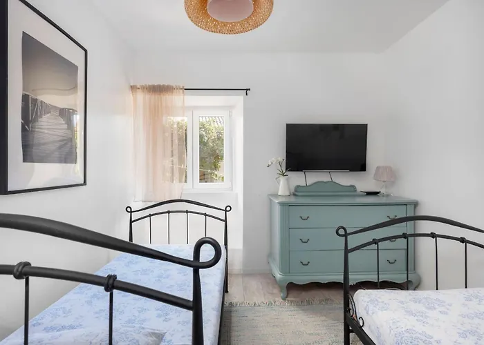 Hanna Mit Blick Auf Wasser By Interhome